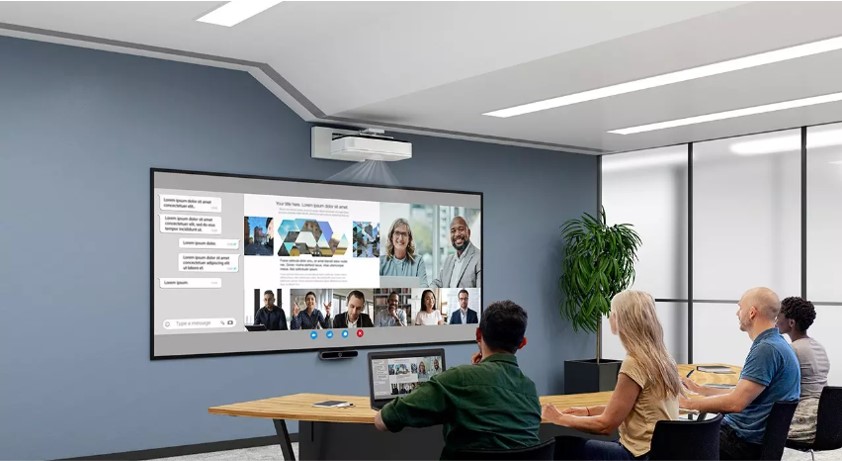 Epson EB-810E Ultra-Kurzdistanz-Projektor im Einsatz beim hybriden Meeting