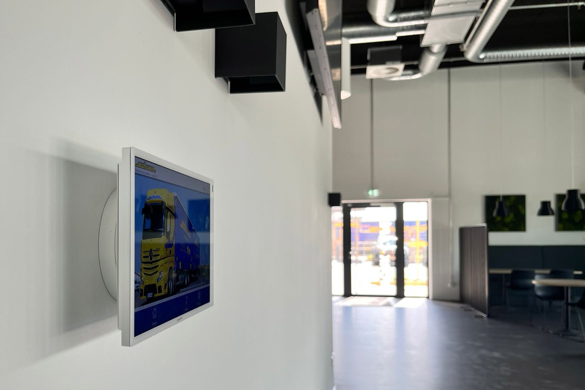 Medientechnik von beamer & more bei der Schuon GmbH