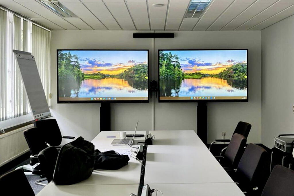 Konferenzraumtechnik mit Touch Displays von Iiyama bei der Allianz Göppingen, Referenzkunde der beamer & more GmbH