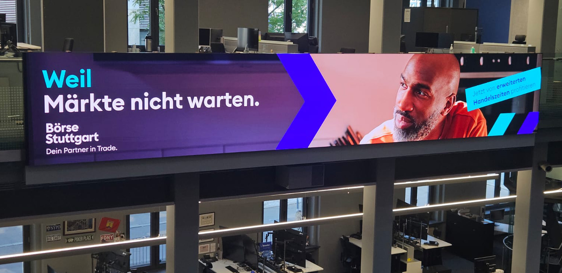 beamer & more montiert 9 x 1,5 Meter große LED-Wand in der Börse Stuttgart