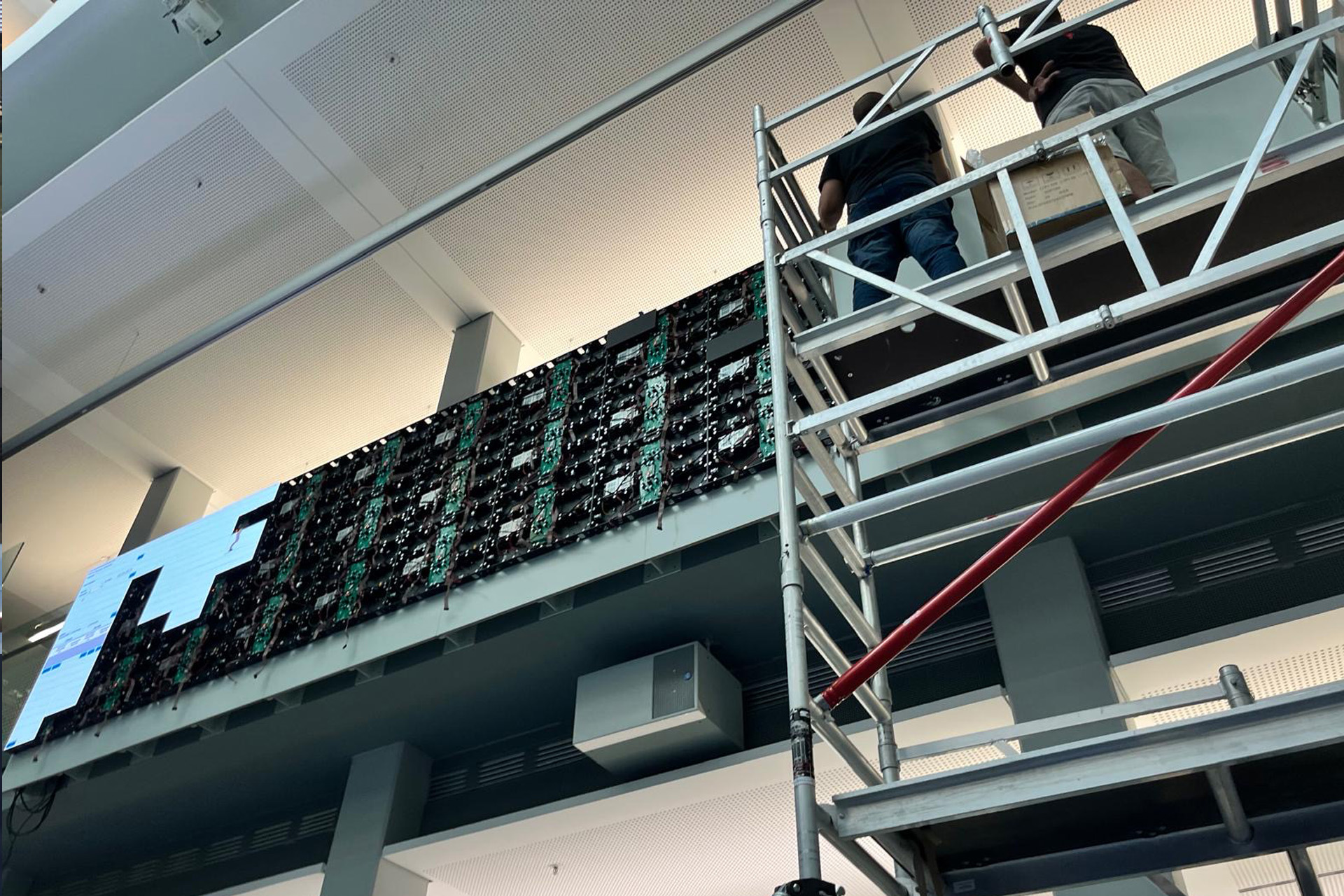 Montage der 9 x 1,5 Meter große LED-Wand