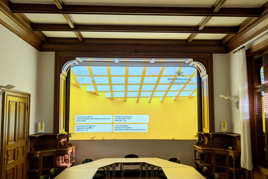 Integrierte AV Stumpfl Leinwand in der Akademie Natur-und Umweltschutz Baden-