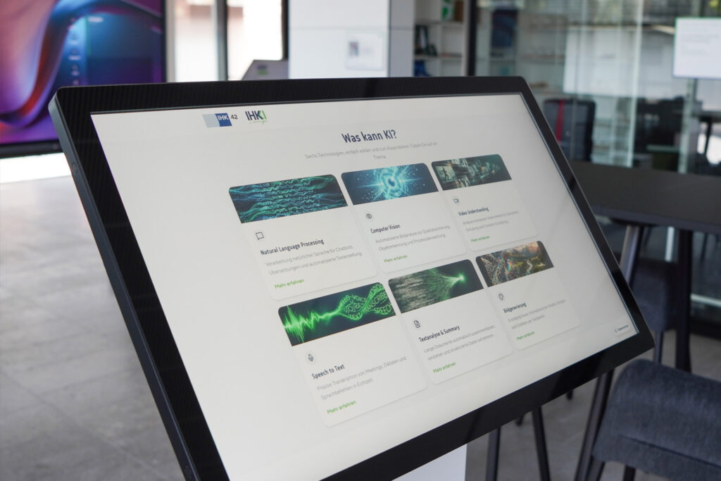 Detailansicht eines interaktiven Displays mit einer Übersicht verschiedener KI-Anwendungen