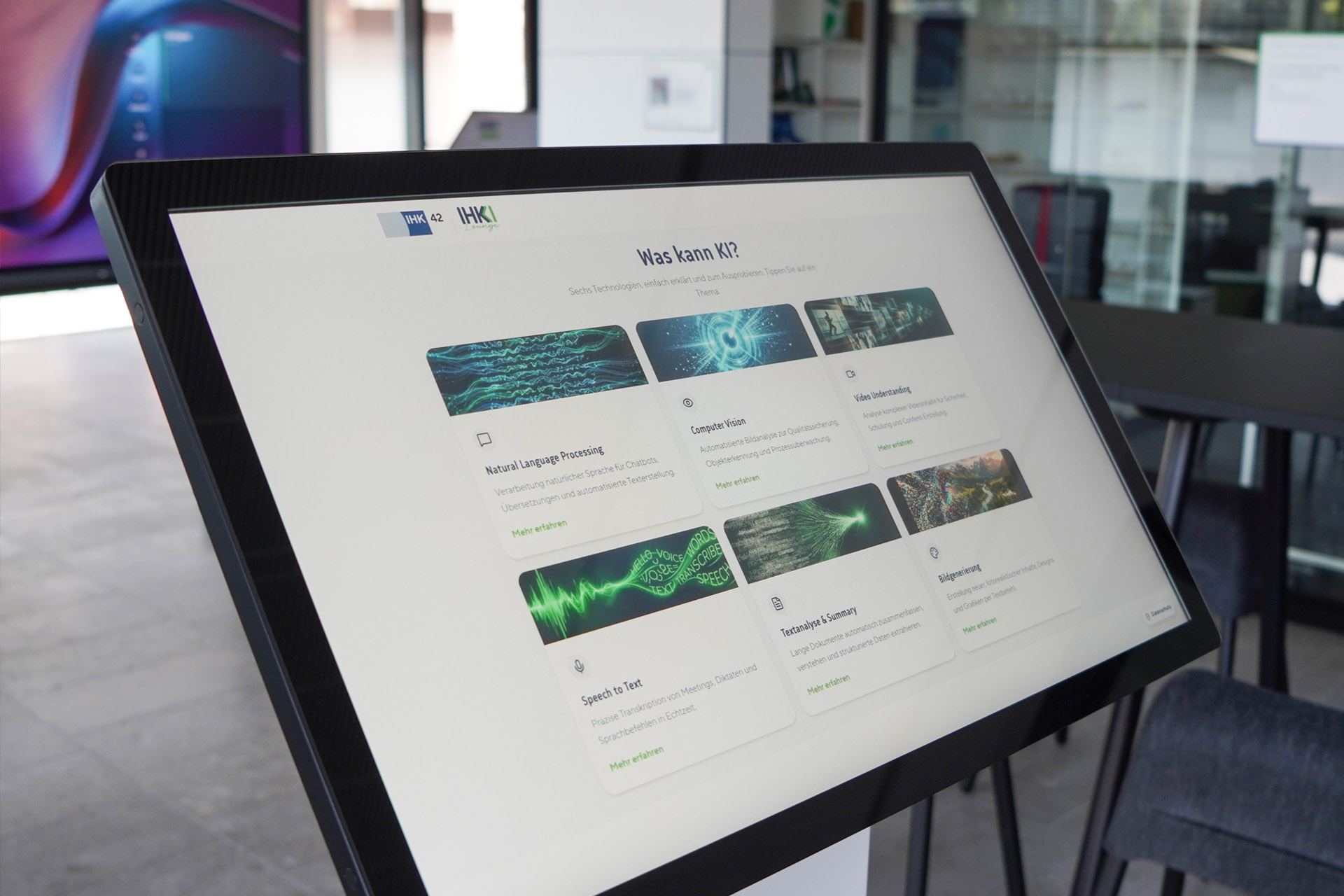 Digital Signage Workstations in der KI-Lounge der IHK Region Stuttgart