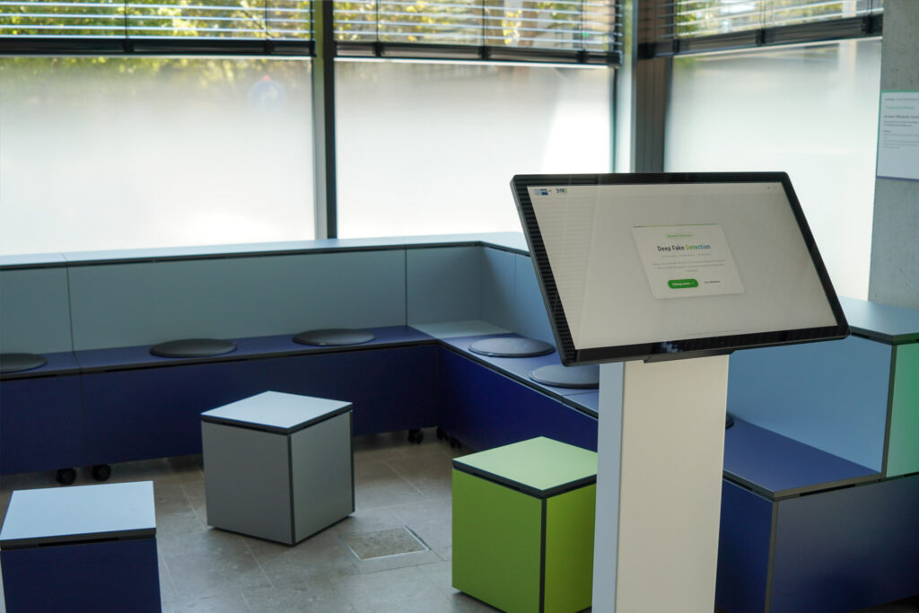 iiyama Display im Kioskgehäuse auf einer freistehenden Standsäule in der KI-Lounge